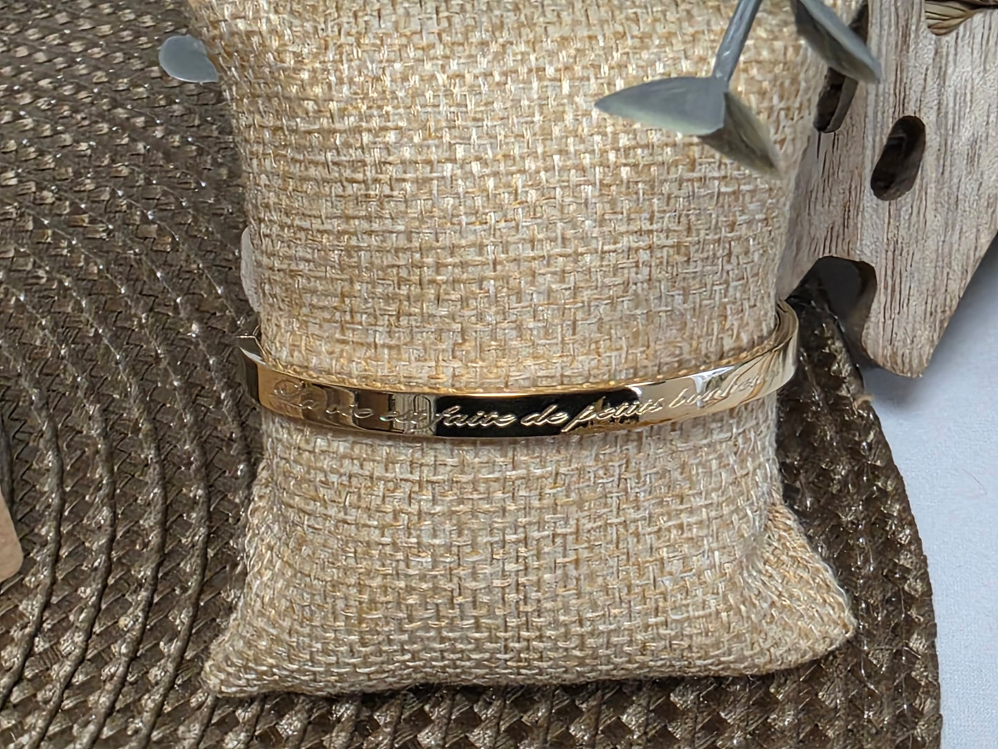 LES BRACELETS A MESSAGE " LA VIE EST FAITE DE PETITS BONHEURS" Doré