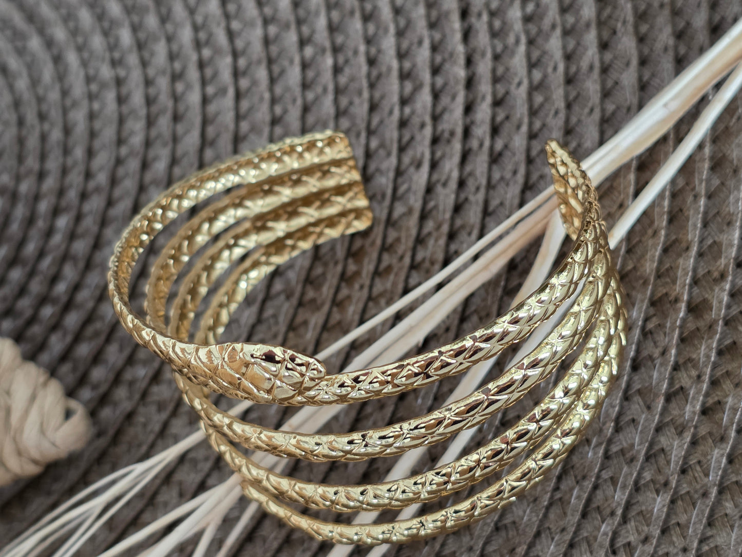Notre Collection de Bijoux - Bracelet Jonc Effet Serpent Doré
